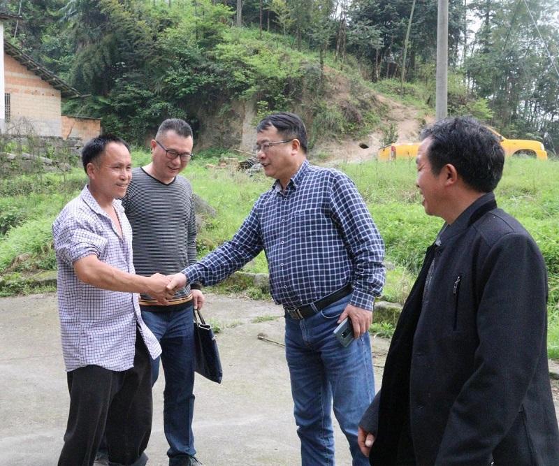 胡流芳率隊到汨羅市川山坪鎮達摩嶺村走訪幫扶貧困人員